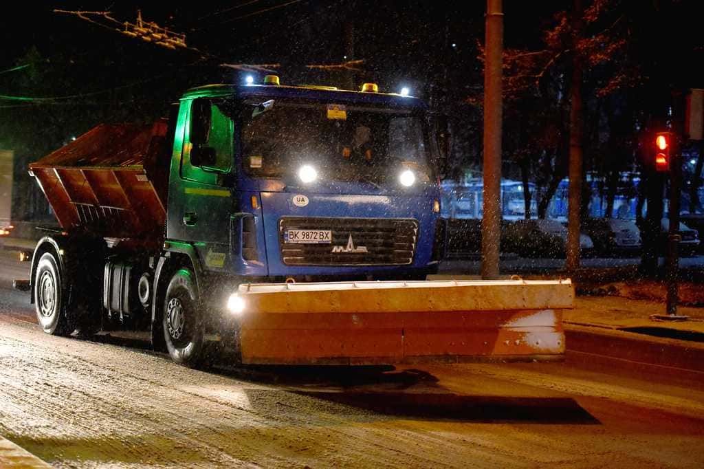 Вночі Рівне від снігу очищатимуть 7 спецмашин