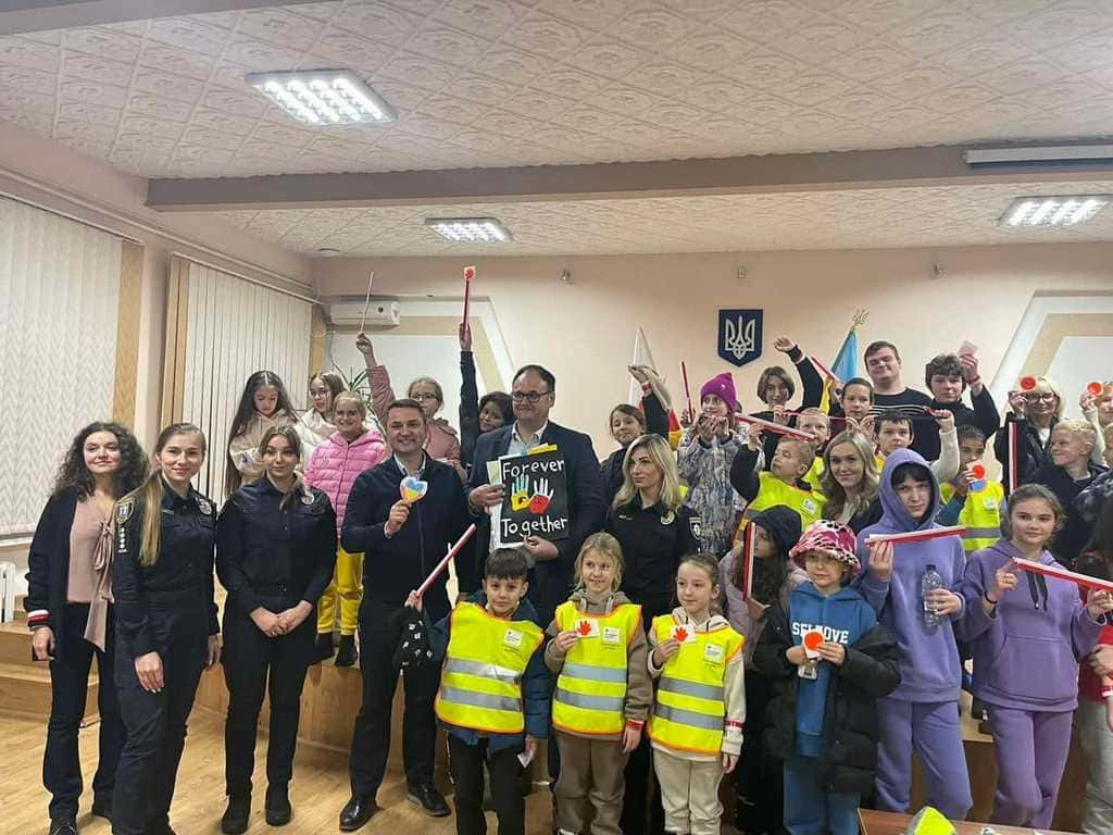 Поляки передали світловідбивні елементи дітям Рівненщини