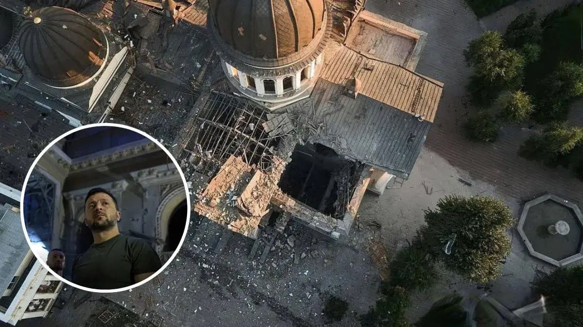 “Наш дух сильніший за російський терор”: Зеленський відвідав розбомблену Одесу Зеленський в Спасо-Преображенському соборі