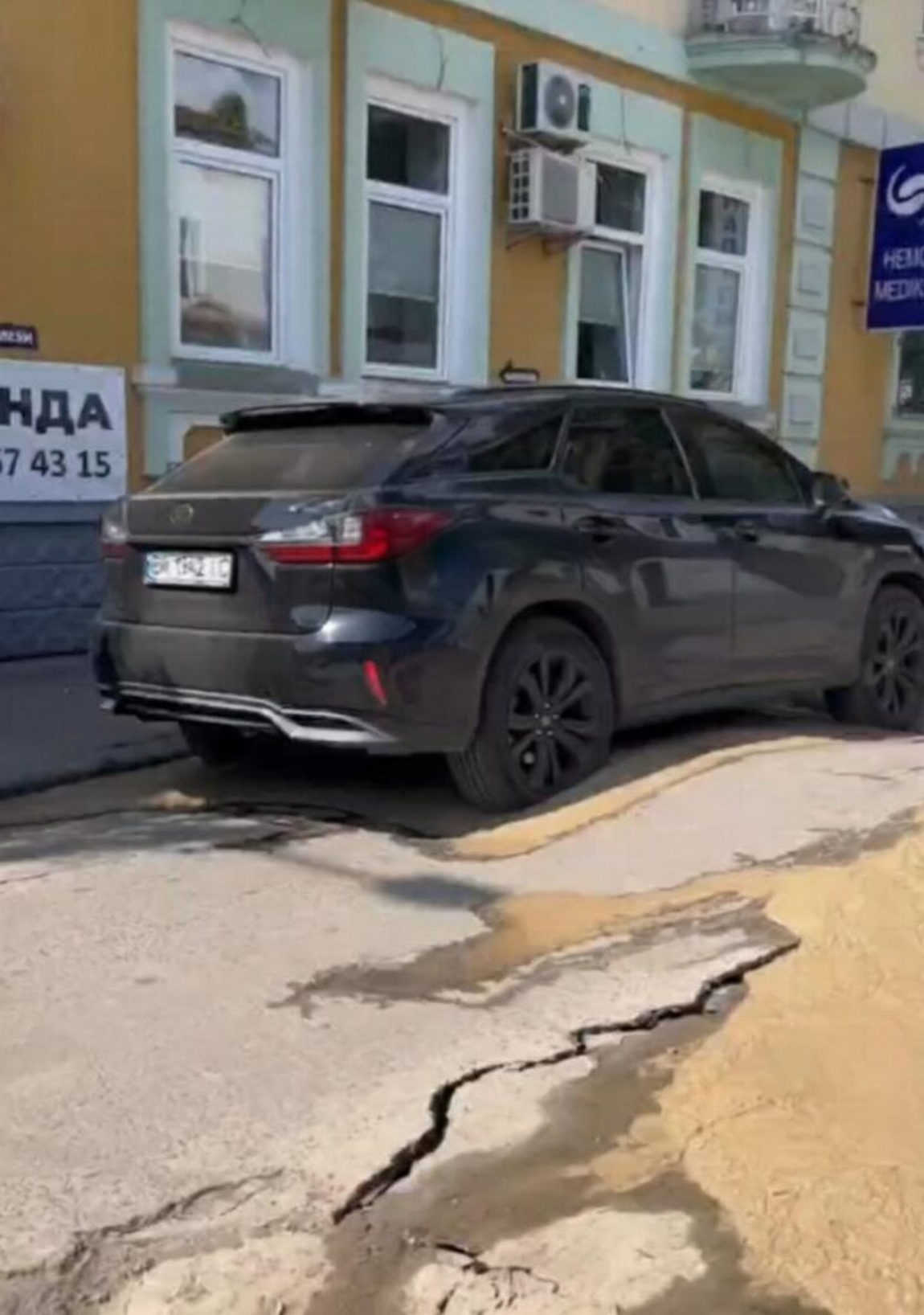 Асфальт на перехресті пішов хвилями — але так треба