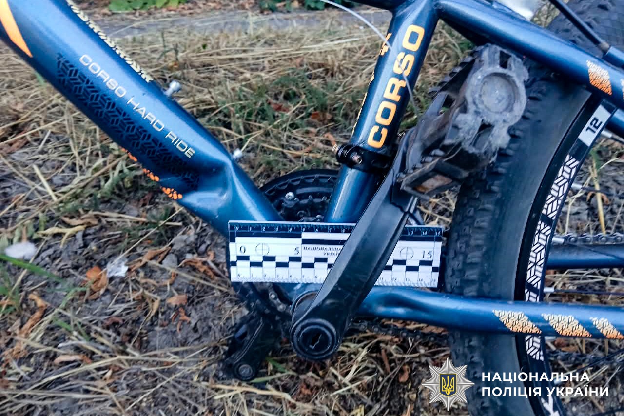 Хотів велосипедом переїхати дорогу та потрапив під колеса авто: на