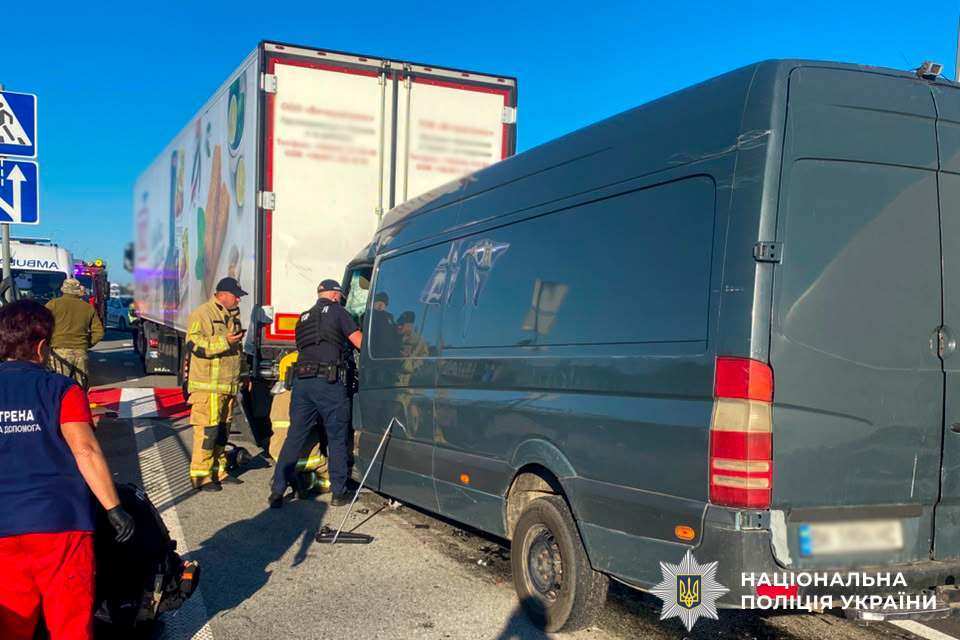 На Дубенщині внаслідок зіткнення двох автомобілів загинув водій буса