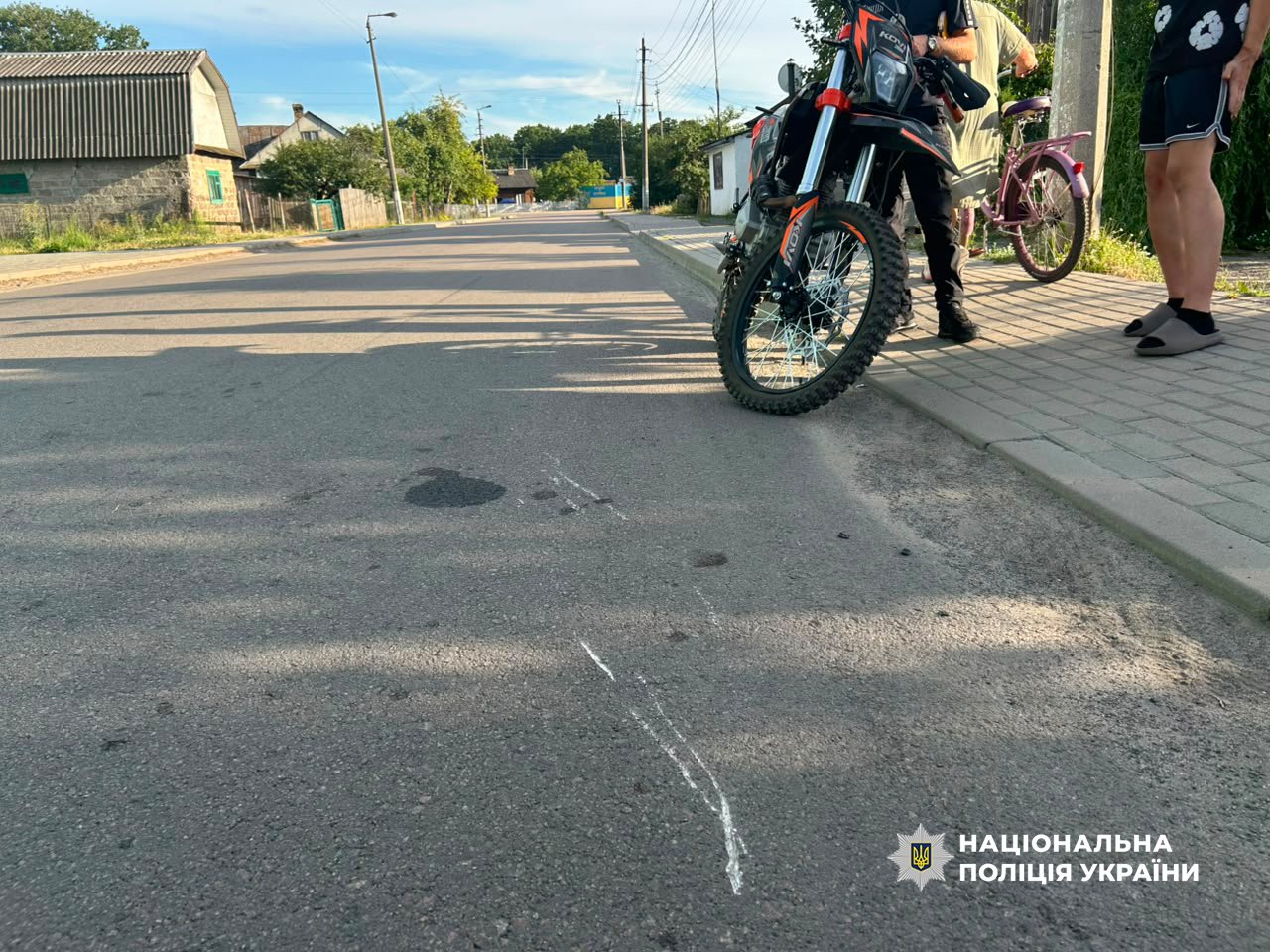 У Вараському районі зіткнулися електровелосипед та мотоцикл: травмувалися жінка та