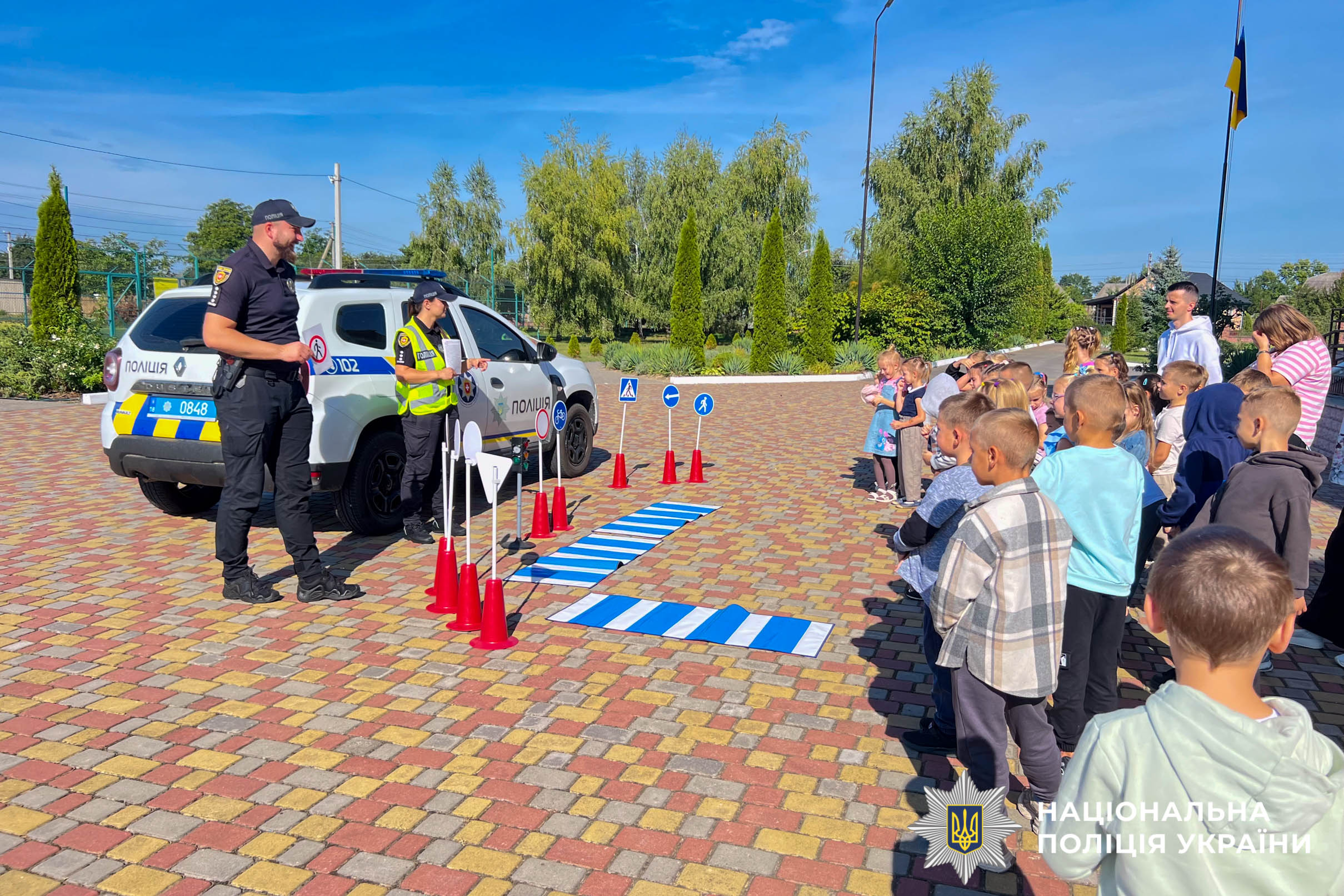 Безпечна дорога додому: у Рівненському районі поліцейські нагадали першокласникам основні